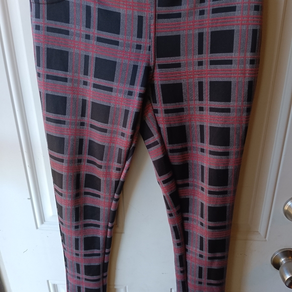 Butt Sculpting Leggings Shosho Size med Color Black / Red Plaid - Picture 3 of 6